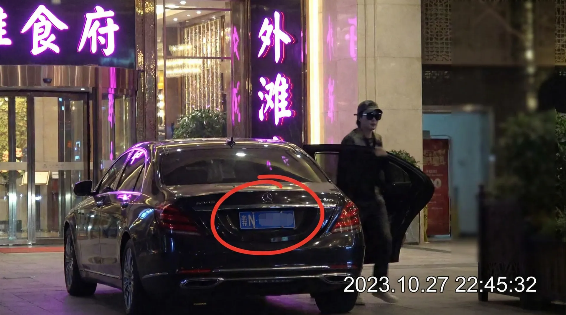 英亚体育网址 - 豪车餐厅外偷拍